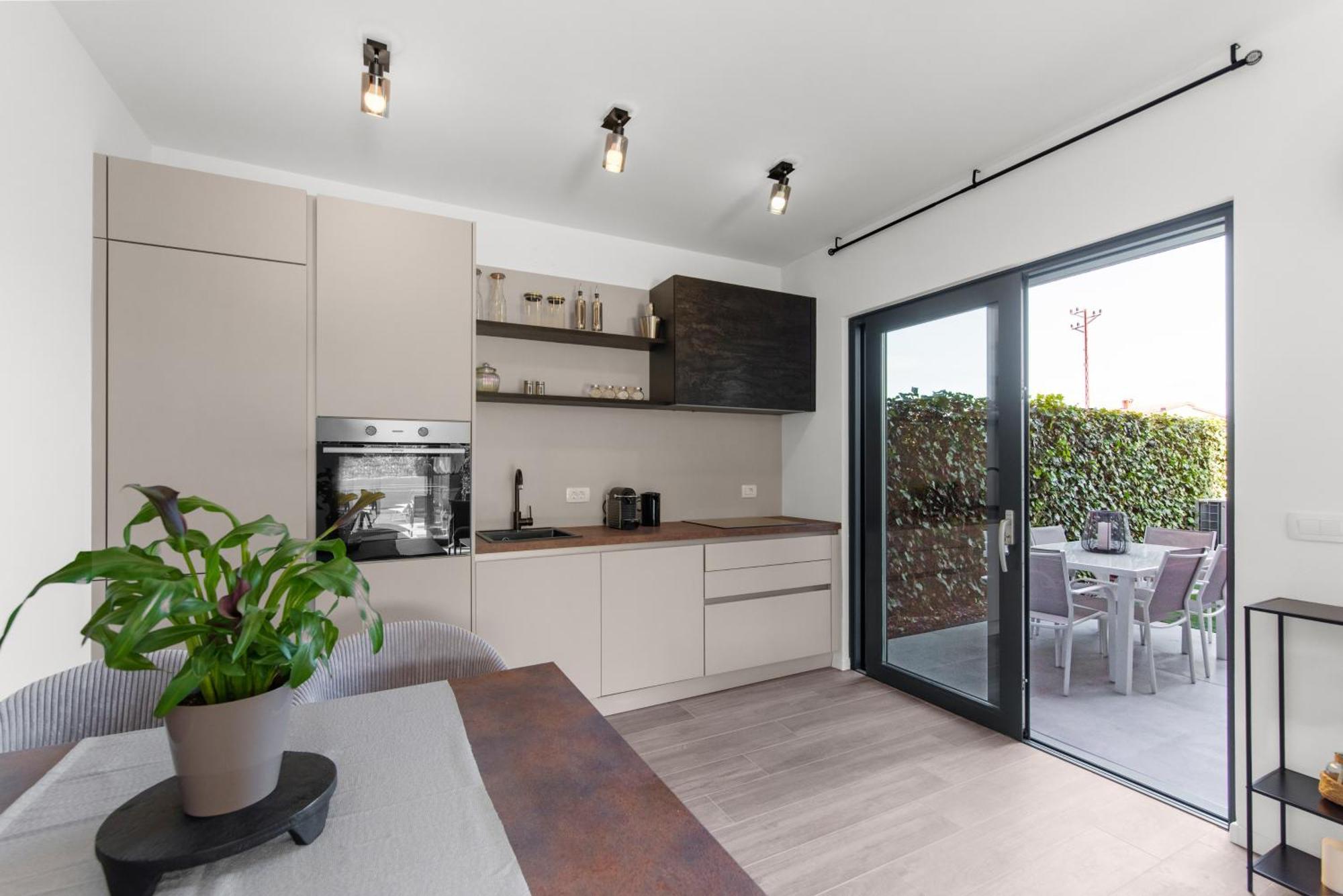 Ferienhaus New Casa Familia With Frontyard, Backyard And Great Bbq! Poreč