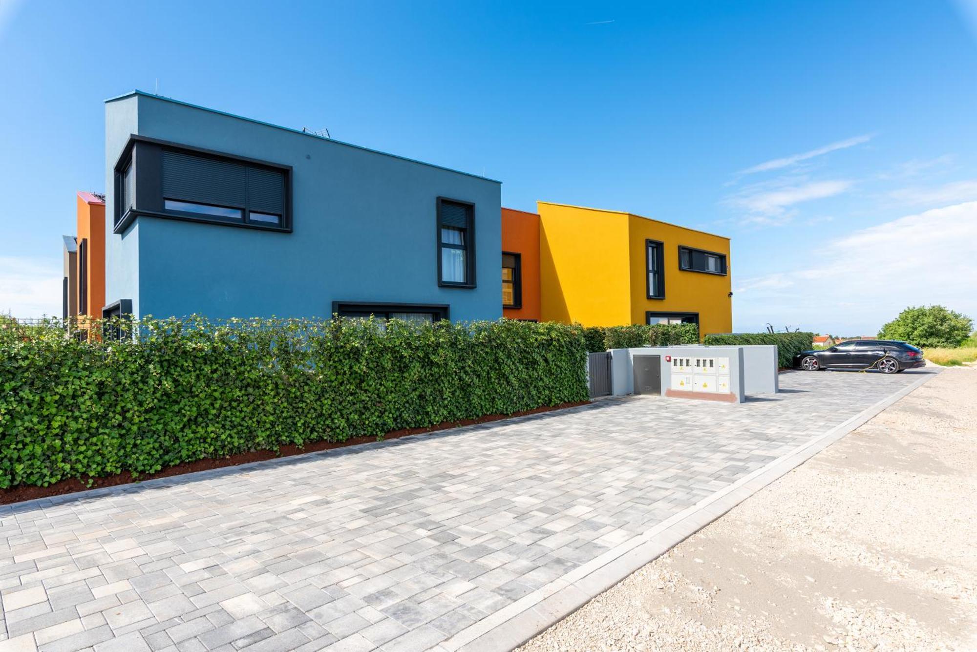 Ferienhaus New Casa Familia With Frontyard, Backyard And Great Bbq! Poreč
